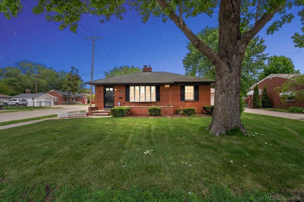 20221 E 11 Mile Road, St Clair Shores, MI 48081