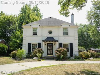 657 Hawthorne Road, Grosse Pointe Woods, MI 48236