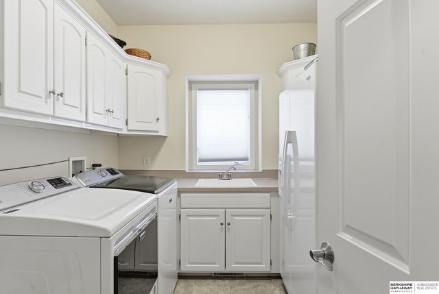 7910 W Brentwood Drive, La Vista, NE 68128