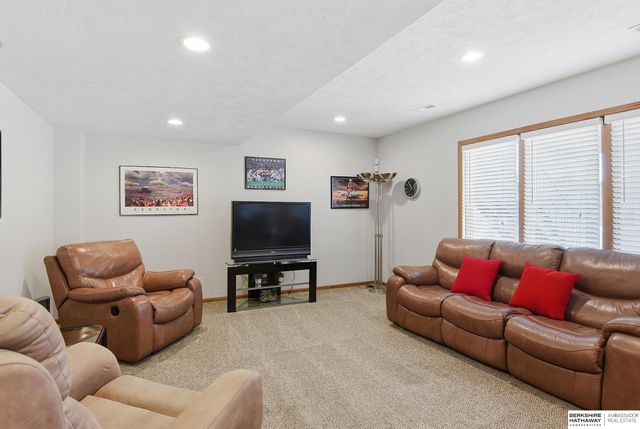 7910 W Brentwood Drive, La Vista, NE 68128