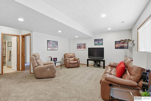 7910 W Brentwood Drive, La Vista, NE 68128