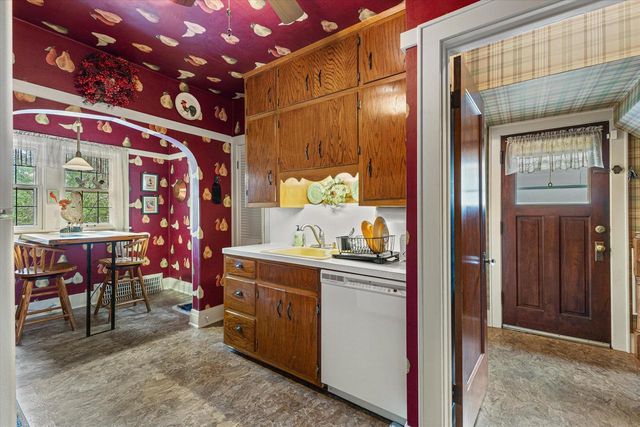 5818 W Valley Forge DRIVE, Milwaukee, WI 53213