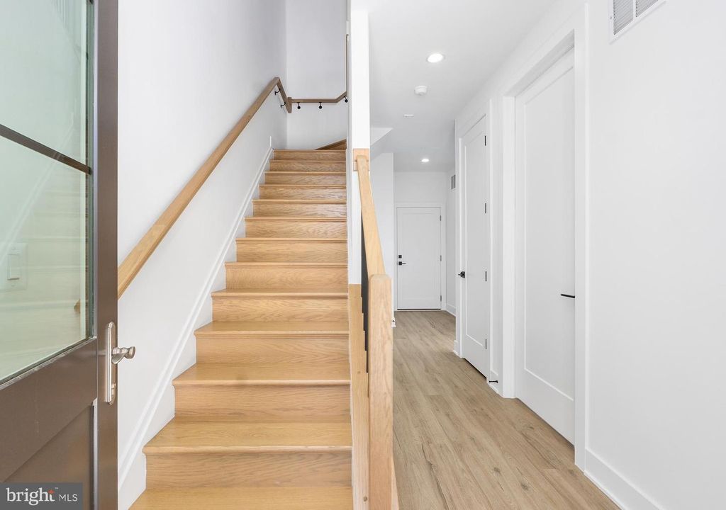 Image 10 of property listing at 8622 ERDEM PL, Chevy Chase, MD 20815