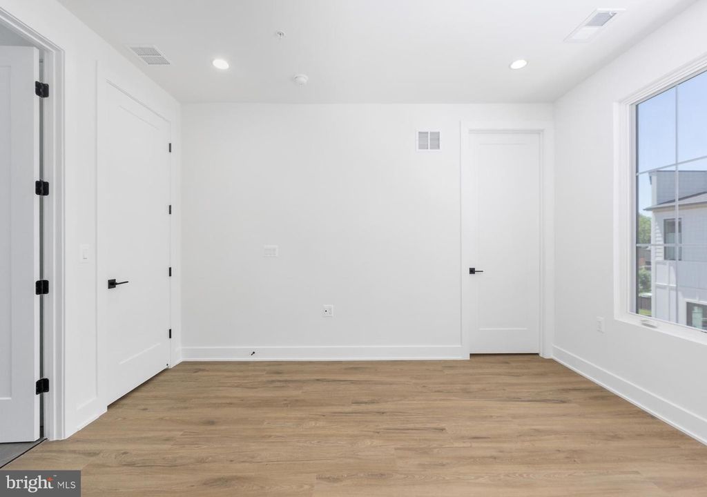 Image 15 of property listing at 8622 ERDEM PL, Chevy Chase, MD 20815