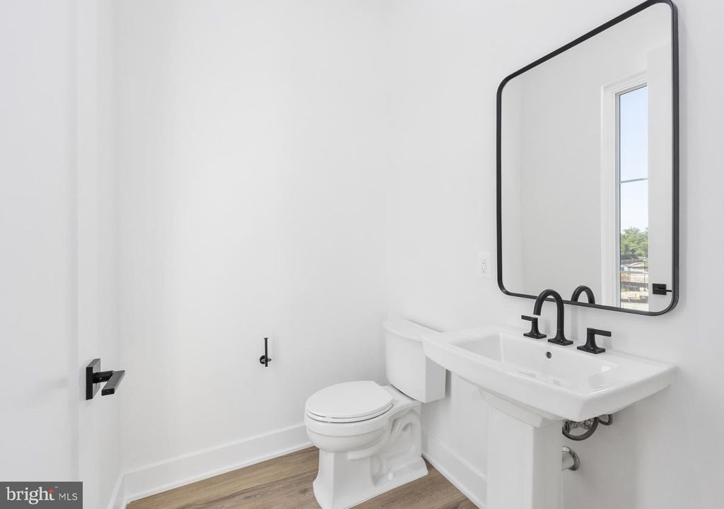 Image 16 of property listing at 8622 ERDEM PL, Chevy Chase, MD 20815