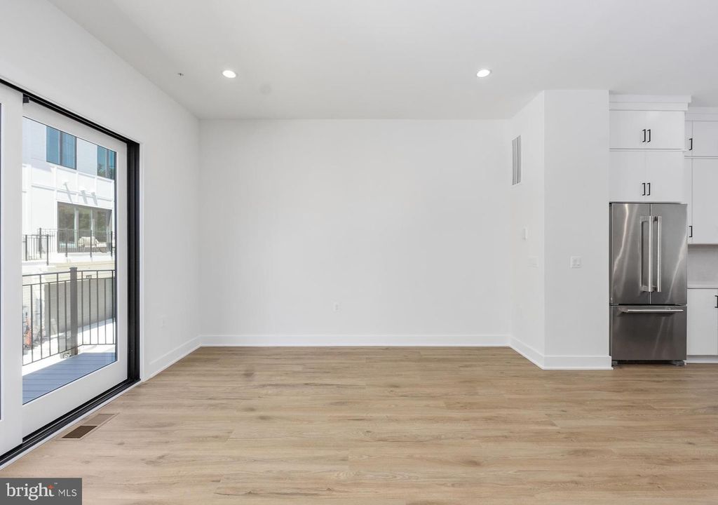 Image 17 of property listing at 8622 ERDEM PL, Chevy Chase, MD 20815