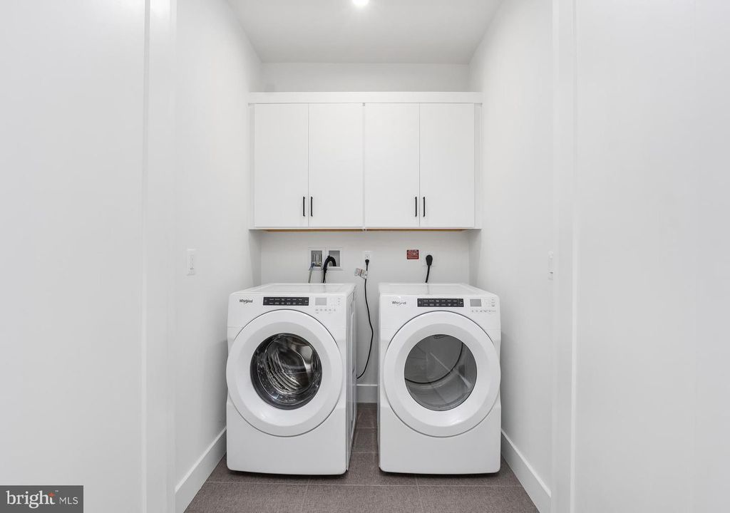 Image 18 of property listing at 8622 ERDEM PL, Chevy Chase, MD 20815