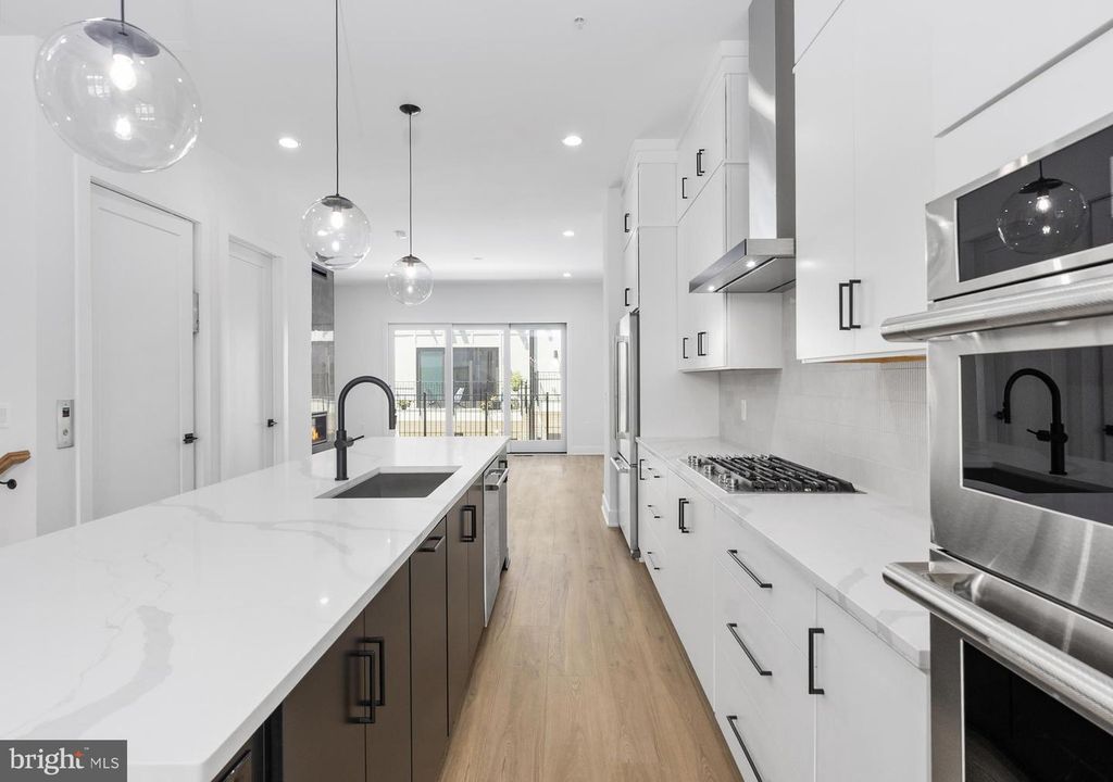 Image 2 of property listing at 8622 ERDEM PL, Chevy Chase, MD 20815
