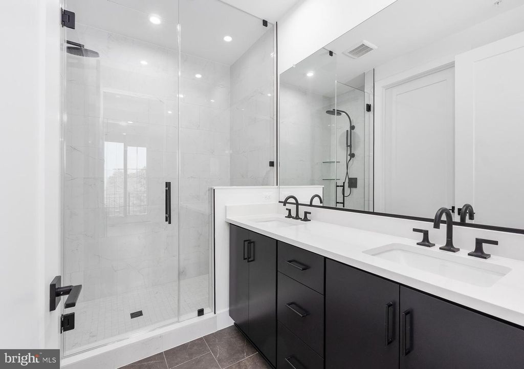 Image 20 of property listing at 8622 ERDEM PL, Chevy Chase, MD 20815