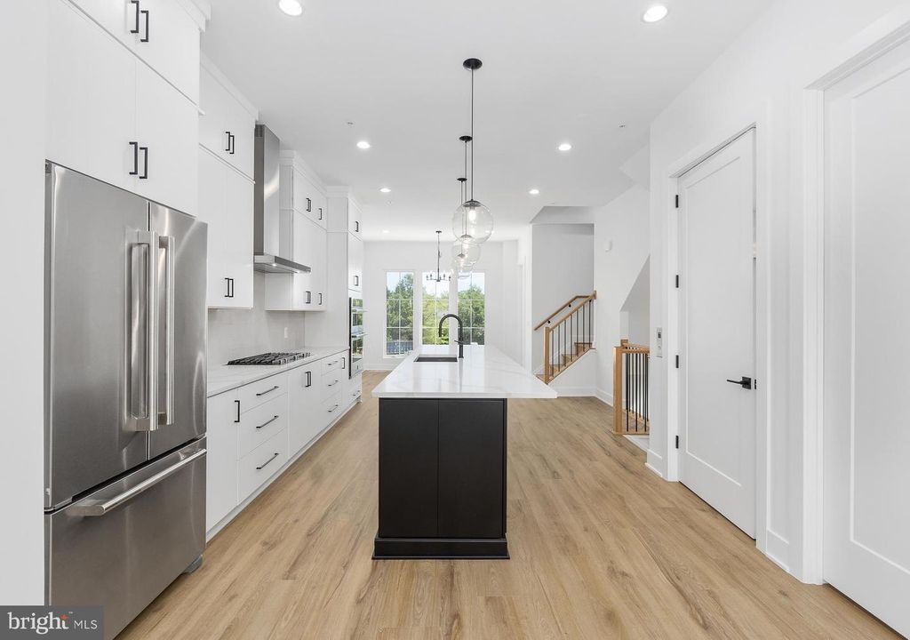 Image 3 of property listing at 8622 ERDEM PL, Chevy Chase, MD 20815