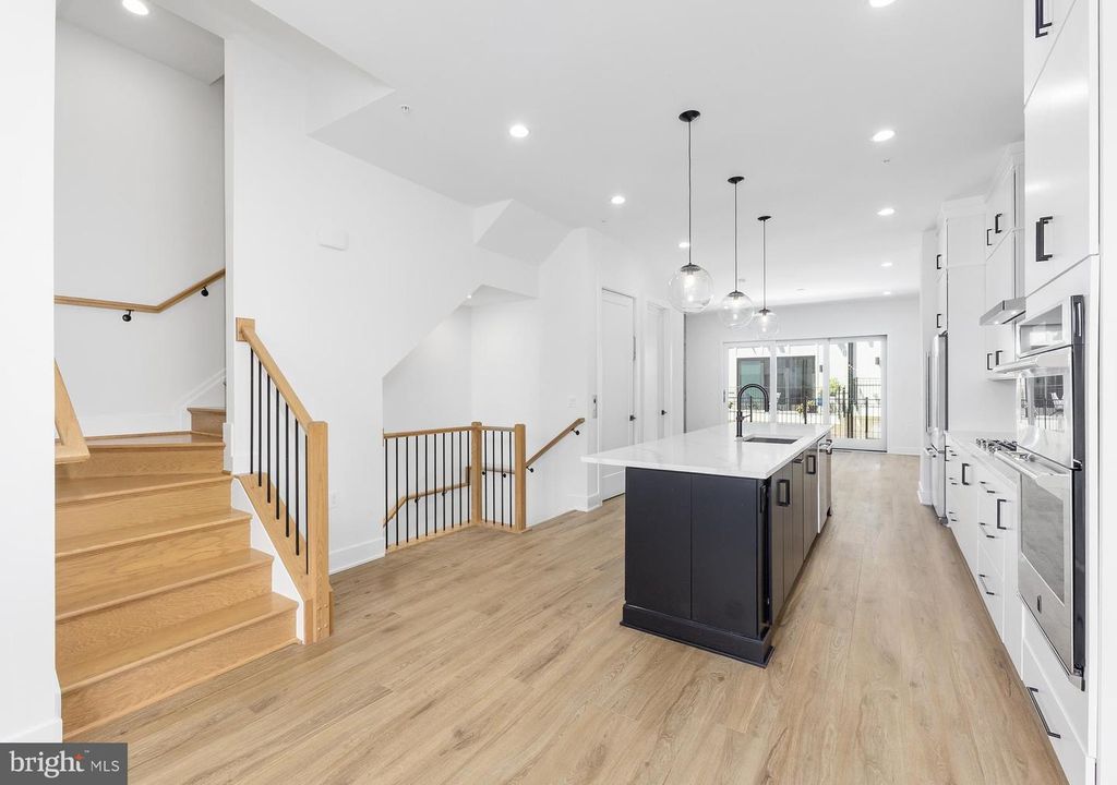 Image 4 of property listing at 8622 ERDEM PL, Chevy Chase, MD 20815