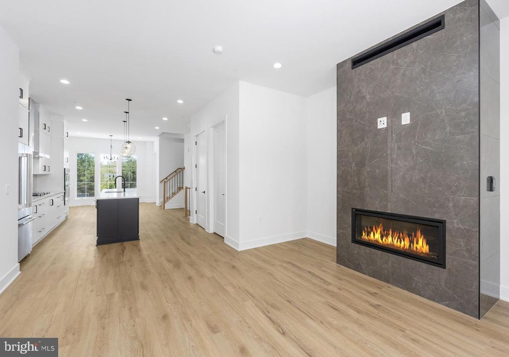 Image 6 of property listing at 8622 ERDEM PL, Chevy Chase, MD 20815
