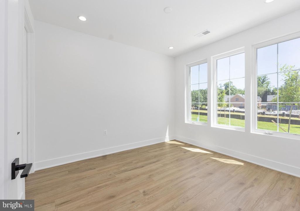 Image 8 of property listing at 8622 ERDEM PL, Chevy Chase, MD 20815
