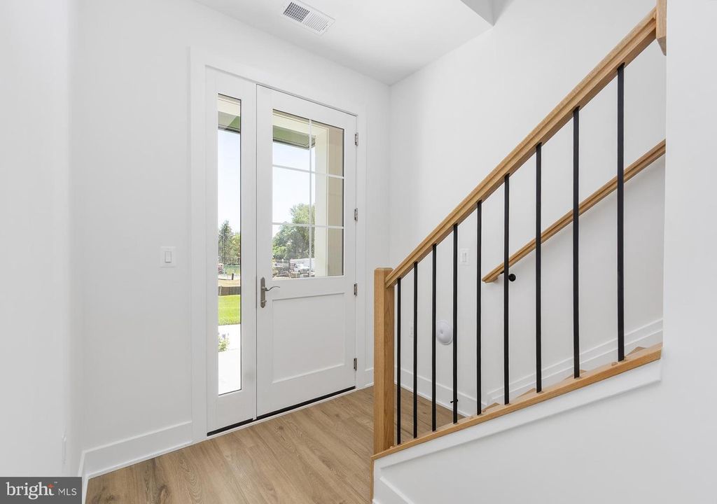Image 9 of property listing at 8622 ERDEM PL, Chevy Chase, MD 20815