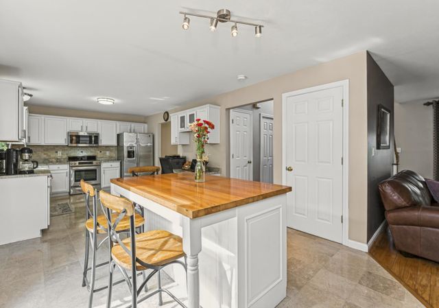 23 Bear Path Lane, Hudson, NH 03051
