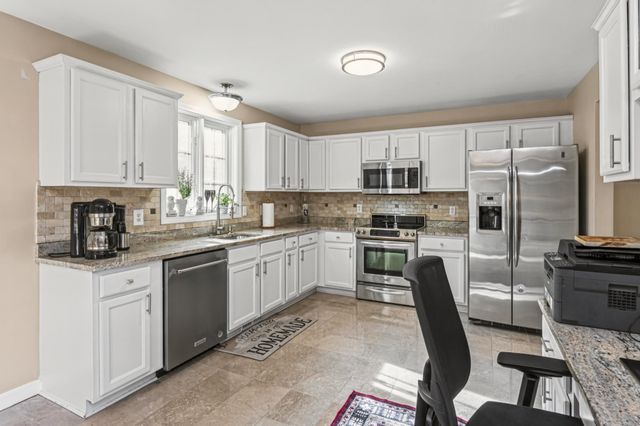 23 Bear Path Lane, Hudson, NH 03051