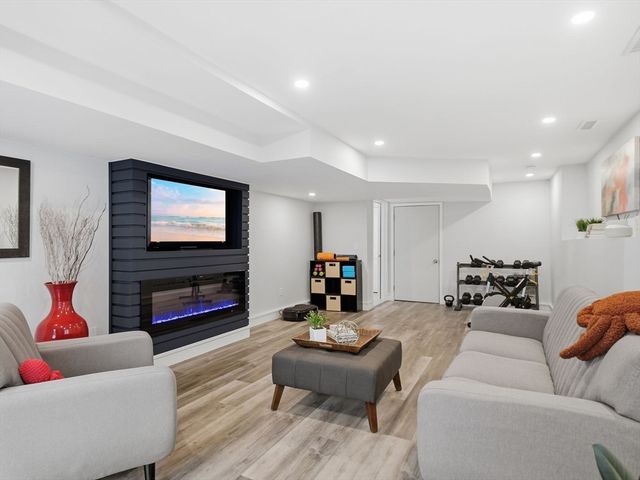 121 Greenwood Rd, Andover, MA 01810