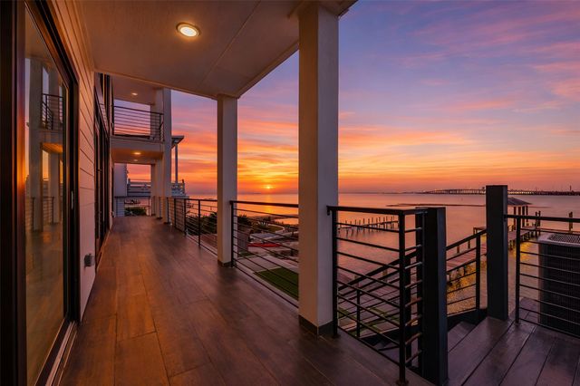 9208 W Bay Road, Galveston, TX 77554