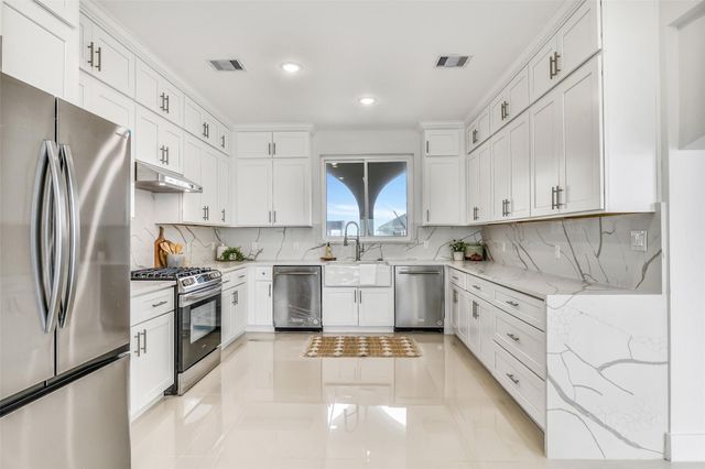 9208 W Bay Road, Galveston, TX 77554