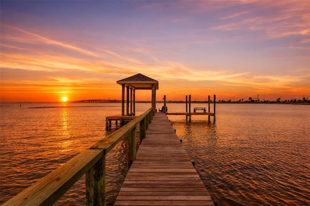 9208 W Bay Road, Galveston, TX 77554