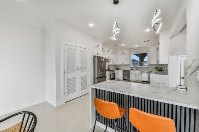 9208 W Bay Road, Galveston, TX 77554