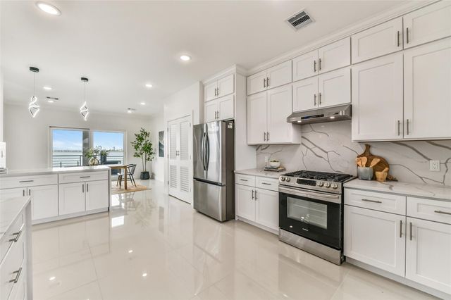 9208 W Bay Road, Galveston, TX 77554