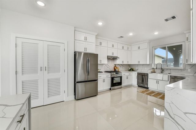 9208 W Bay Road, Galveston, TX 77554