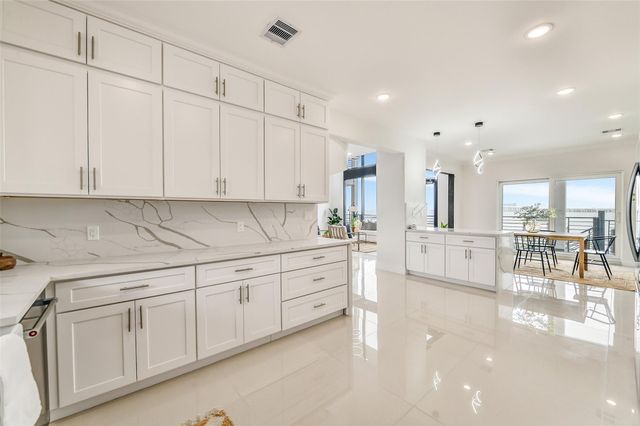 9208 W Bay Road, Galveston, TX 77554