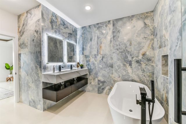 9208 W Bay Road, Galveston, TX 77554
