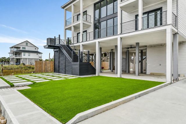 9208 W Bay Road, Galveston, TX 77554