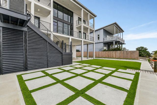 9208 W Bay Road, Galveston, TX 77554