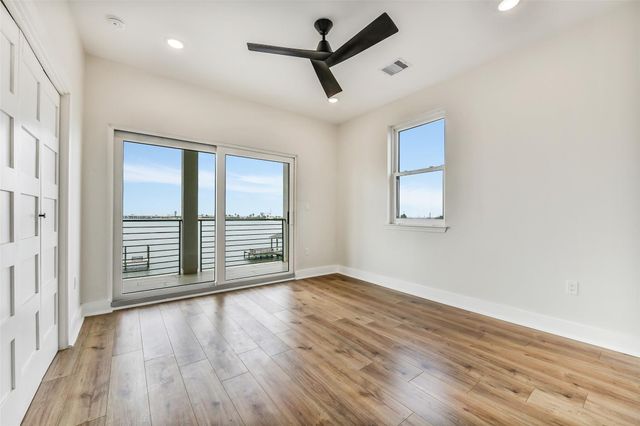 9208 W Bay Road, Galveston, TX 77554