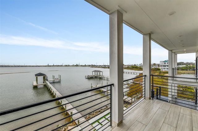 9208 W Bay Road, Galveston, TX 77554