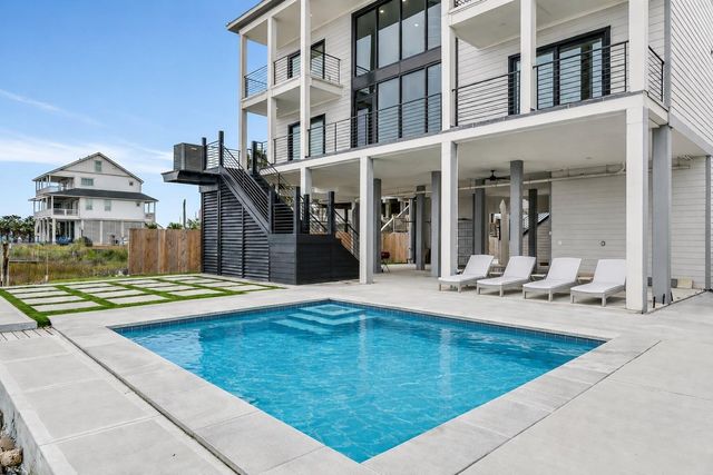 9208 W Bay Road, Galveston, TX 77554