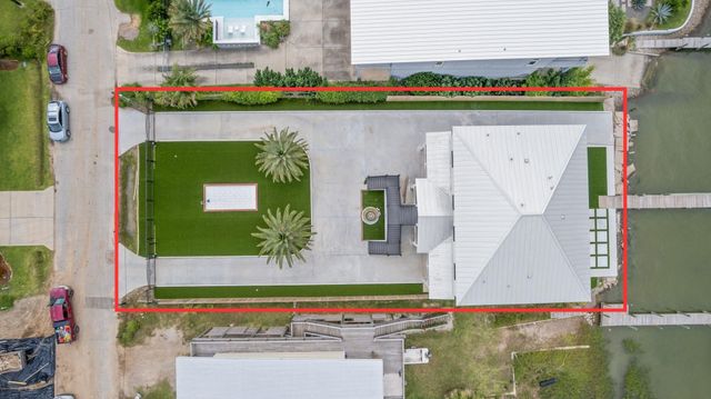 9208 W Bay Road, Galveston, TX 77554