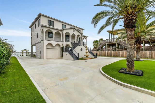 9208 W Bay Road, Galveston, TX 77554
