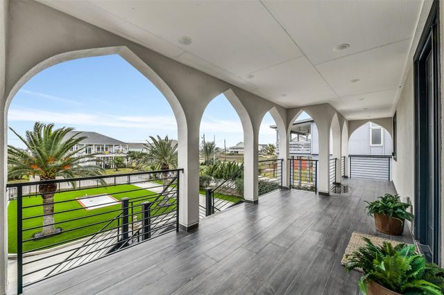9208 W Bay Road, Galveston, TX 77554