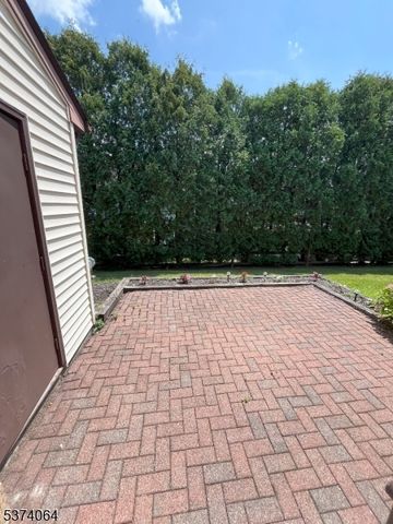 13 Jennifer Ct, Lebanon Boro, NJ 08833