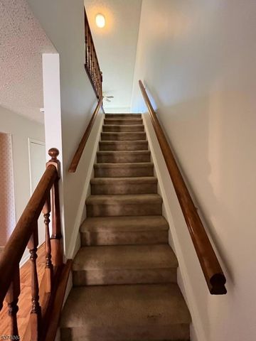 13 Jennifer Ct, Lebanon Boro, NJ 08833