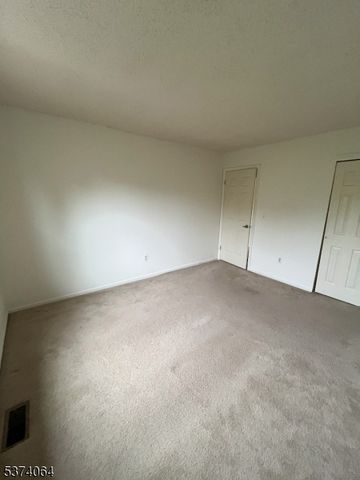 13 Jennifer Ct, Lebanon Boro, NJ 08833