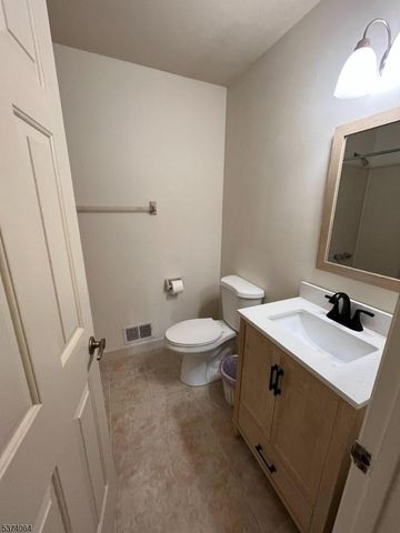 13 Jennifer Ct, Lebanon Boro, NJ 08833