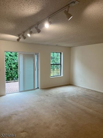 13 Jennifer Ct, Lebanon Boro, NJ 08833