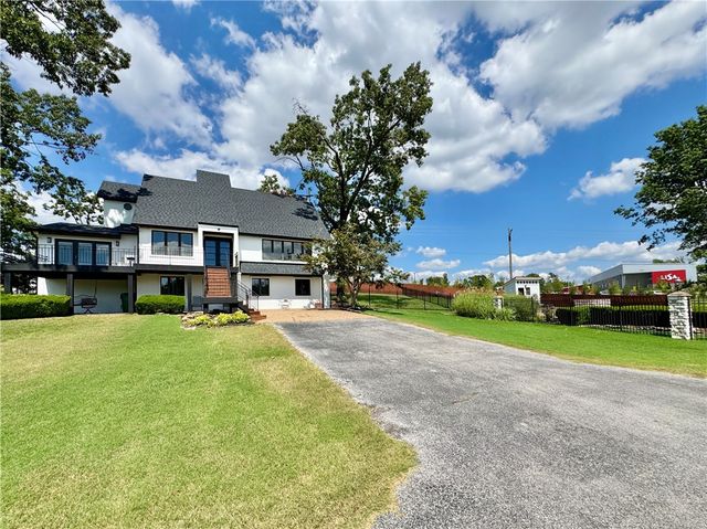 624 Horsebarn Road, Rogers, AR 72758