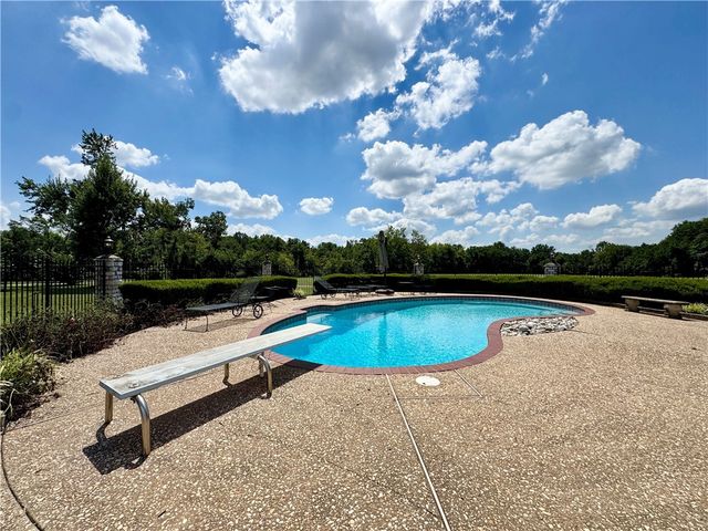 624 Horsebarn Road, Rogers, AR 72758
