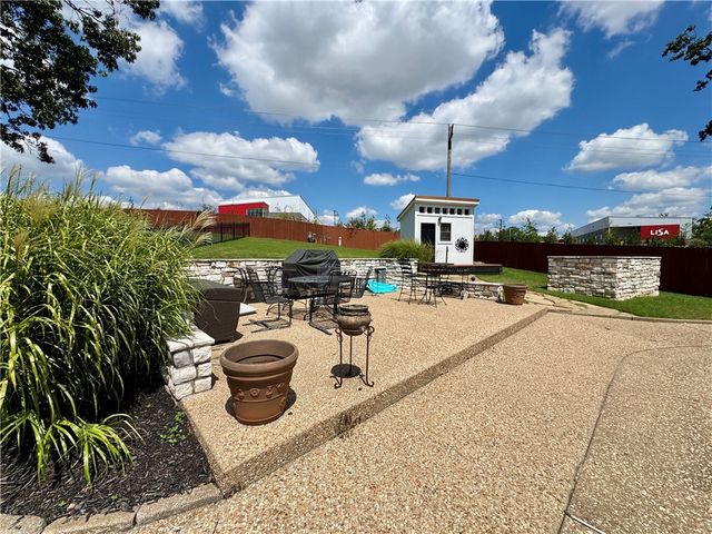 624 Horsebarn Road, Rogers, AR 72758