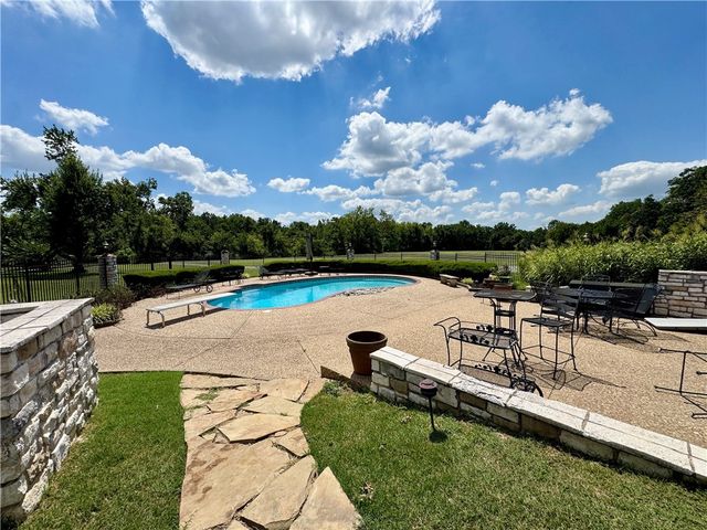 624 Horsebarn Road, Rogers, AR 72758