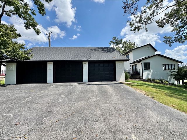 624 Horsebarn Road, Rogers, AR 72758