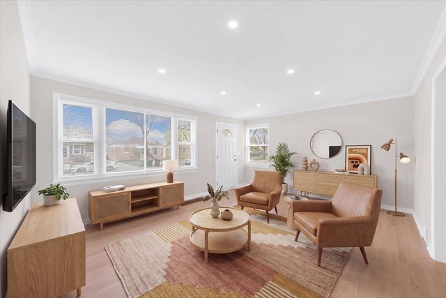 2112 Portsmouth Avenue, Westchester, IL 60154