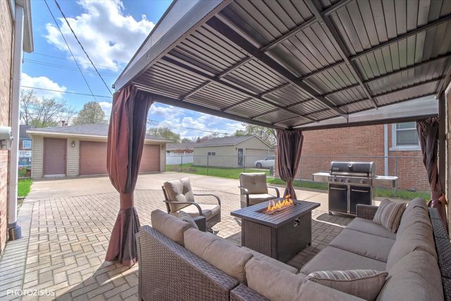 2112 Portsmouth Avenue, Westchester, IL 60154