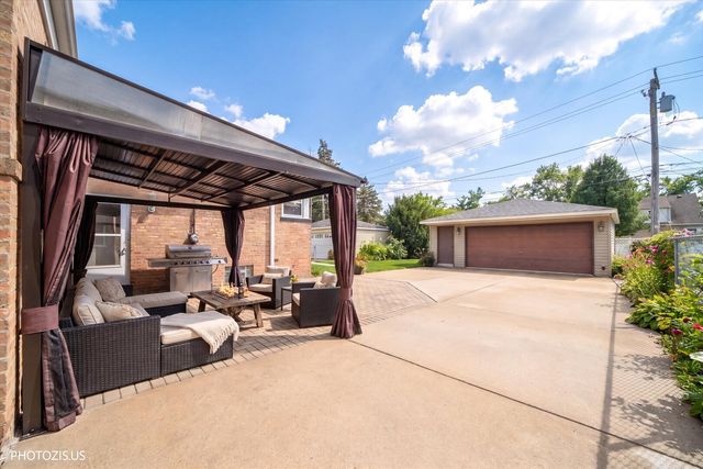 2112 Portsmouth Avenue, Westchester, IL 60154